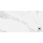 Piso ceramico color blanco-59x119-pulido-interior-laurenstone-lamosa-plomeriagarcia-ok | Plomería García White marble texture with subtle gray veins and a small fg logo in a black square at the bottom-right corner.